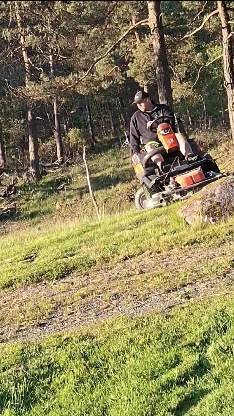 Plenklipping med sittegressklipper i skråning